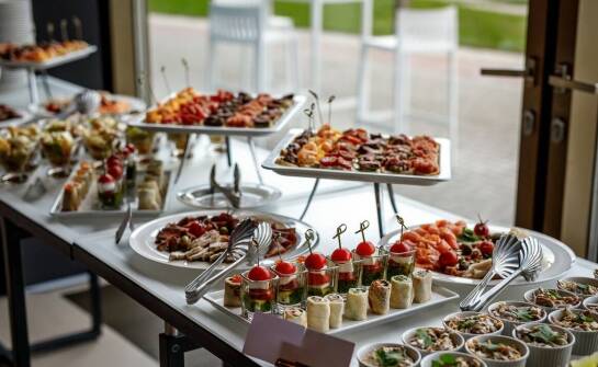 Catering w Biłgoraju: Wybór mięsnych i wegetariańskich potraw dla zróżnicowanego menu