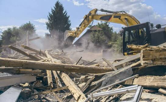 Rola ciężkiego sprzętu w procesie rozbiórek i wyburzeń