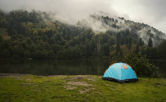 Jak pole namiotowe w województwie świętokrzyskim promuje ekoturystykę?