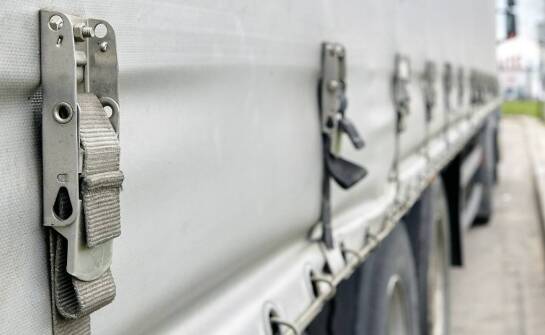 Wzmocnienia narożników plandek – kiedy są konieczne?