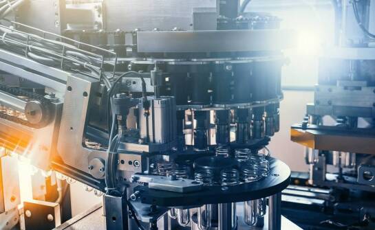 Innowacyjne zastosowania maszyn składających w automatyzacji procesów produkcyjnych