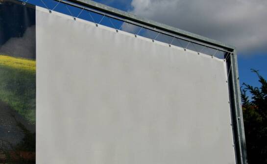 Przewodnik po najpopularniejszych materiałach używanych do produkcji plandek na altany