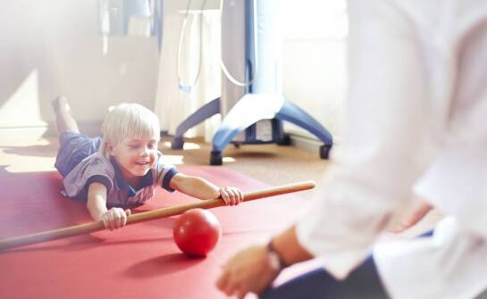 Rehabilitacja dorosłych i dzieci – podobieństwa i różnice