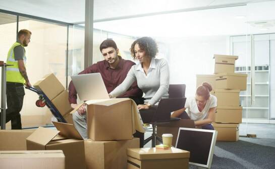 Jak VZSTrans organizuje przeprowadzki biur przy zachowaniu najwyższych standardów bezpieczeństwa?