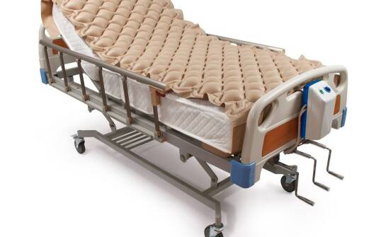 Jak materace przeciwodleżynowe wspierają profilaktykę odleżyn u osób z ograniczoną mobilnością?