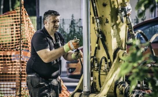 Jak regeneracja budowlanych maszyn wpływa na ich długowieczność?