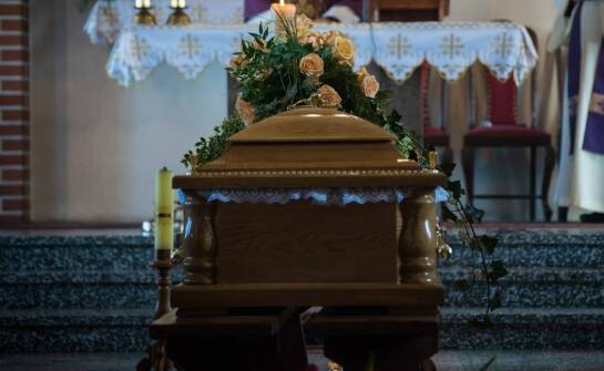 Symbolika krzyża w pogrzebowych ceremoniach – jakie warianty oferujemy?