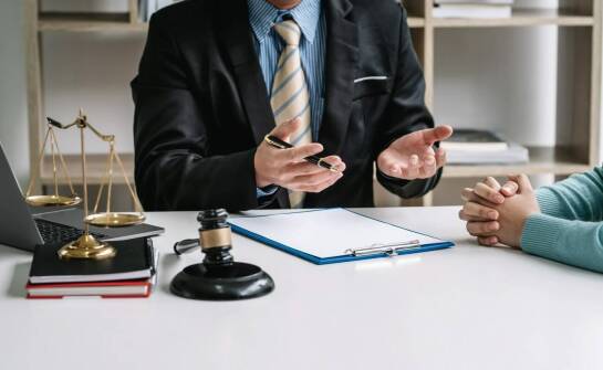 Jakie sprawy warto konsultować z adwokatem specjalizującym się w prawie pracy?