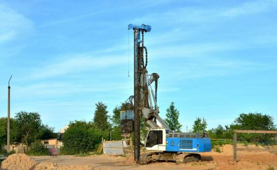 Jakie korzyści przynoszą horyzontalne wiertnice w budownictwie drogowym?