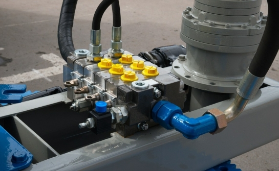 Jakie są wyzwania przy projektowaniu podporowych siłowników dla dźwigów?