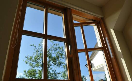 Jakie są różnice między drewnianymi oknami a drewniano-aluminiowymi?