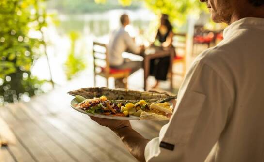 Regionalna kuchnia w karcie dań hotelu – co warto spróbować?