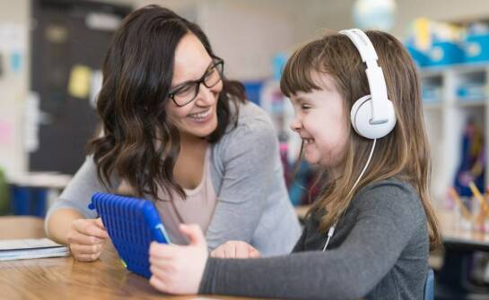 Jak EEG Biofeedback wspomaga terapię jąkania u dzieci?