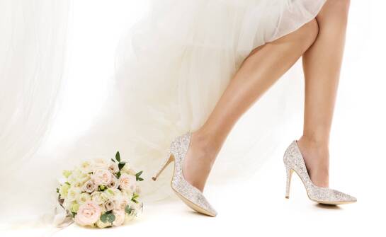 Jak ręcznie robione buty dopasowują się do kształtu stopy?