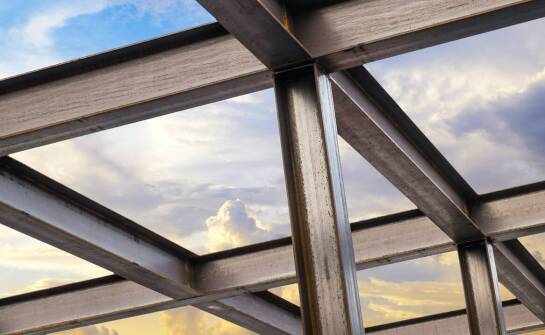 Odporność na korozję w stalowych konstrukcjach – jak ją osiągnąć?