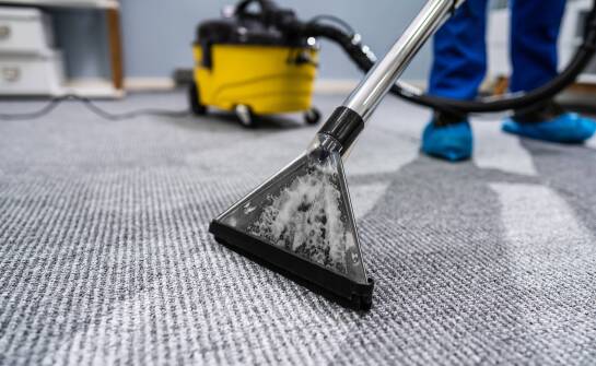 Usuwanie plam z dywanów – co oferują specjaliści?