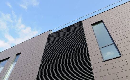 Jakie są kluczowe elementy przeglądu elewacji budynku?