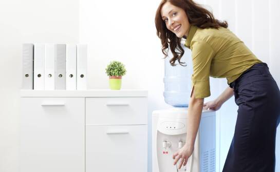 Dlaczego czysta źródlana woda jest niezbędna w miejscu pracy?