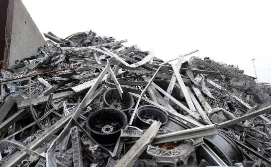 Wpływ globalnych gospodarczych trendów na cenę aluminium