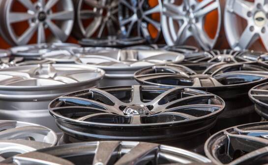 Jakie montażowe zestawy są dostępne dla felg Mini Cooper?