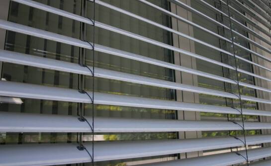 Zalety wyboru rolet aluminiowych do okien