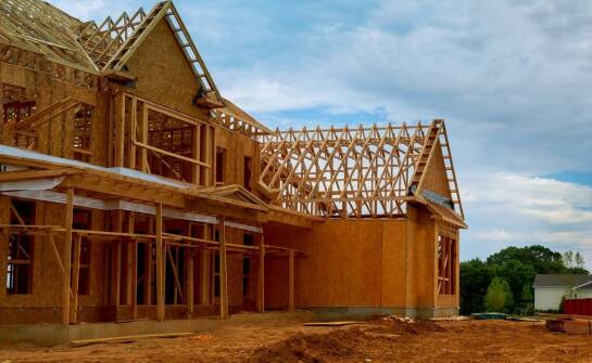 Jakie zalety posiadają indywidualne projekty domów szkieletowych?