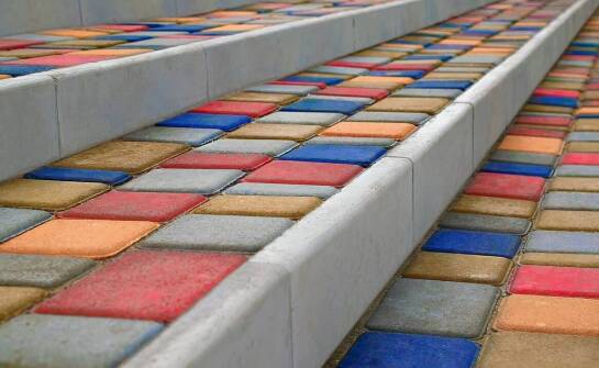 Kafelkowanie schodów w przestrzeniach publicznych – wyzwania i rozwiązania.