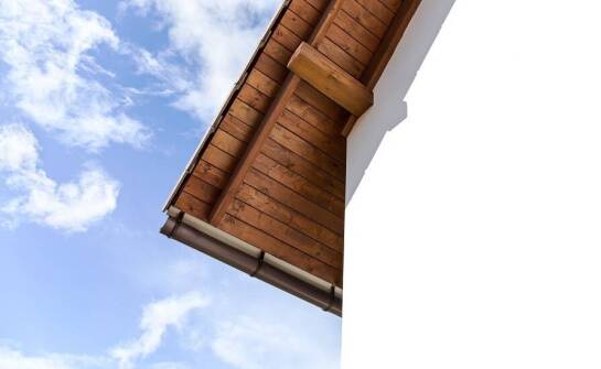 Deska podbitkowa jako kluczowy element wykończenia konstrukcji dachowych