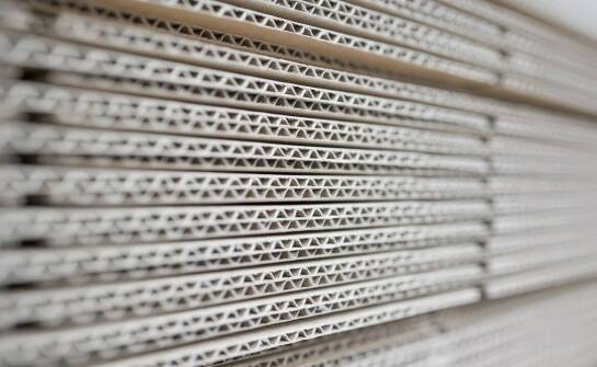 Tektura falista – niezawodny materiał do opakowań zbiorczych i jednostkowych