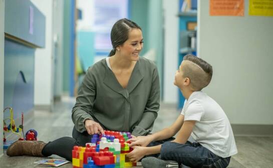 Znaczenie indywidualnego podejścia w pracy z dziećmi z autyzmem w przedszkolu.