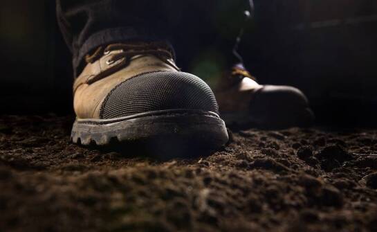 Jakie właściwości powinny mieć odporne na chemikalia buty robocze?