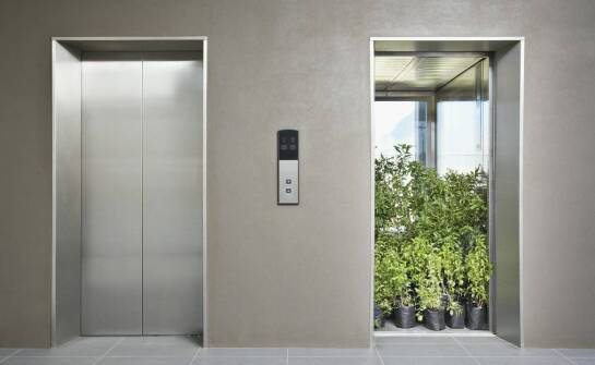 Porównanie cen zewnętrznych dźwigów osobowych: co warto wiedzieć przed zakupem?