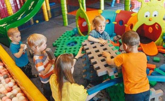Jak sala zabaw w Wołominie wspiera rozwój dzieci poprzez zabawę?