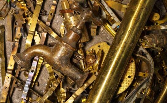 Dlaczego warto oddawać mosiądz i brąz do skupu metali kolorowych?