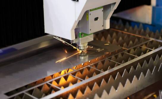 Jak park maszynowy wpływa na efektywność cięcia metalu laserem?