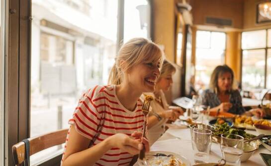 W jaki sposób rezerwacja miejsca przy stole z nieznajomymi wzbogaca doświadczenie związane ze śniadaniem?
