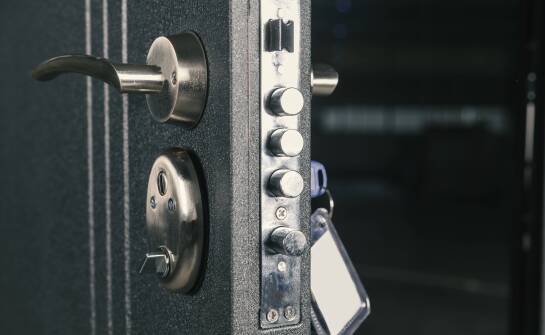 Przewodnik po antywłamaniowych drzwiach - jak wybrać odpowiednie dla mieszkania?