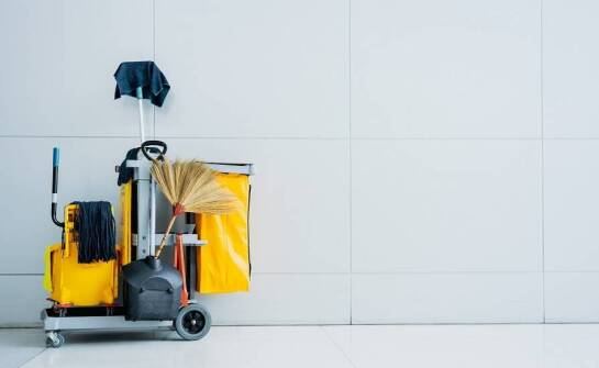 Dlaczego warto inwestować w profesjonalne wózki do sprzątania?