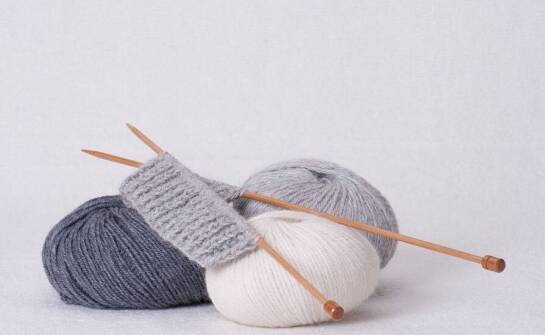 Jak skarpetkowa włóczka wpływa na komfort noszenia wyrobów?