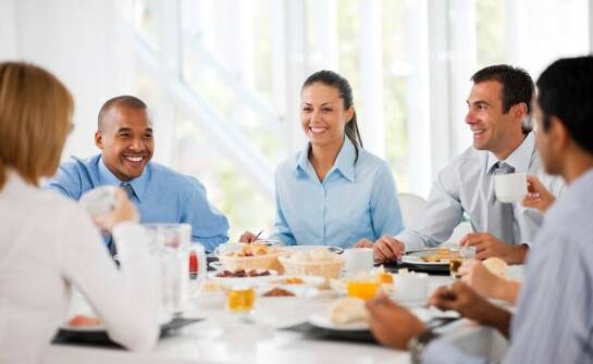 Wpływ towarzyskich spotkań przy śniadaniu na biznesowe relacje w Sopocie