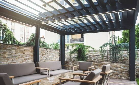 Różnorodność stylów i materiałów w nowoczesnych tarasowych zadaszeniach