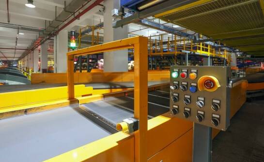 Wpływ odpowiedniego serwisu na żywotność przenośnikowych taśm w logistyce