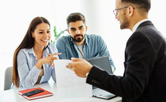 Wsparcie przy procesie kredytowym w zakupie nieruchomości – jak to działa?