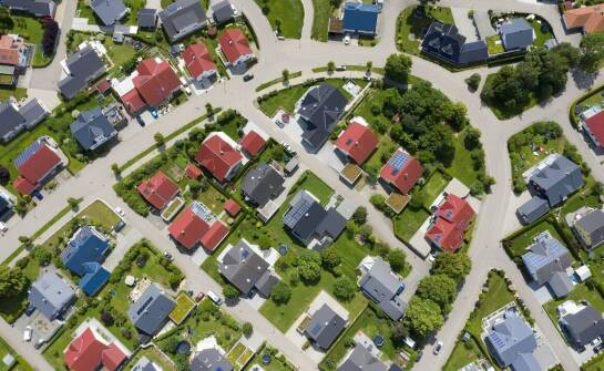 Czym różnią się mieszkania w Mońkach od ofert w innych miastach?