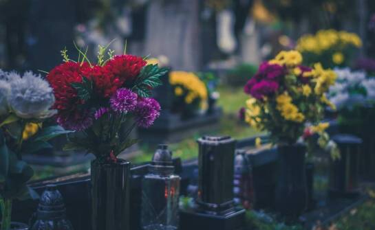 Jak wygląda współpraca z florystami przy organizacji pogrzebu w Gdyni?