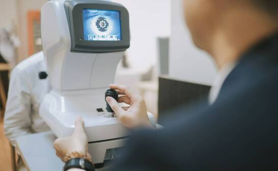 Jakie czynniki optometrysta bierze pod uwagę przy doborze soczewek?