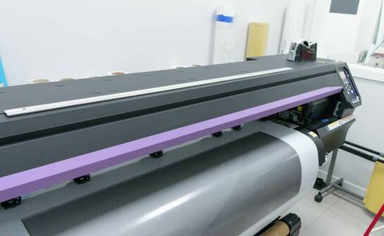 Proces zamawiania fototapet w drukarni.