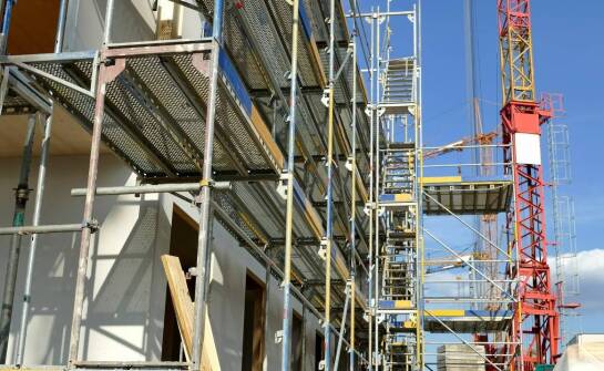 Zalety współpracy z wypożyczalnią oferującą rusztowania firmy Faraone