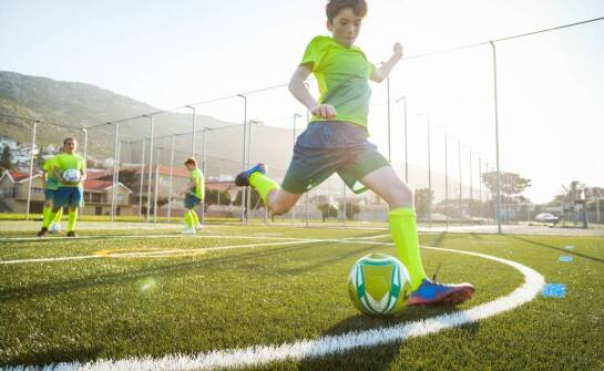 Jak dmuchane piłkarskie boisko może wzbogacić ofertę sportowych imprez?