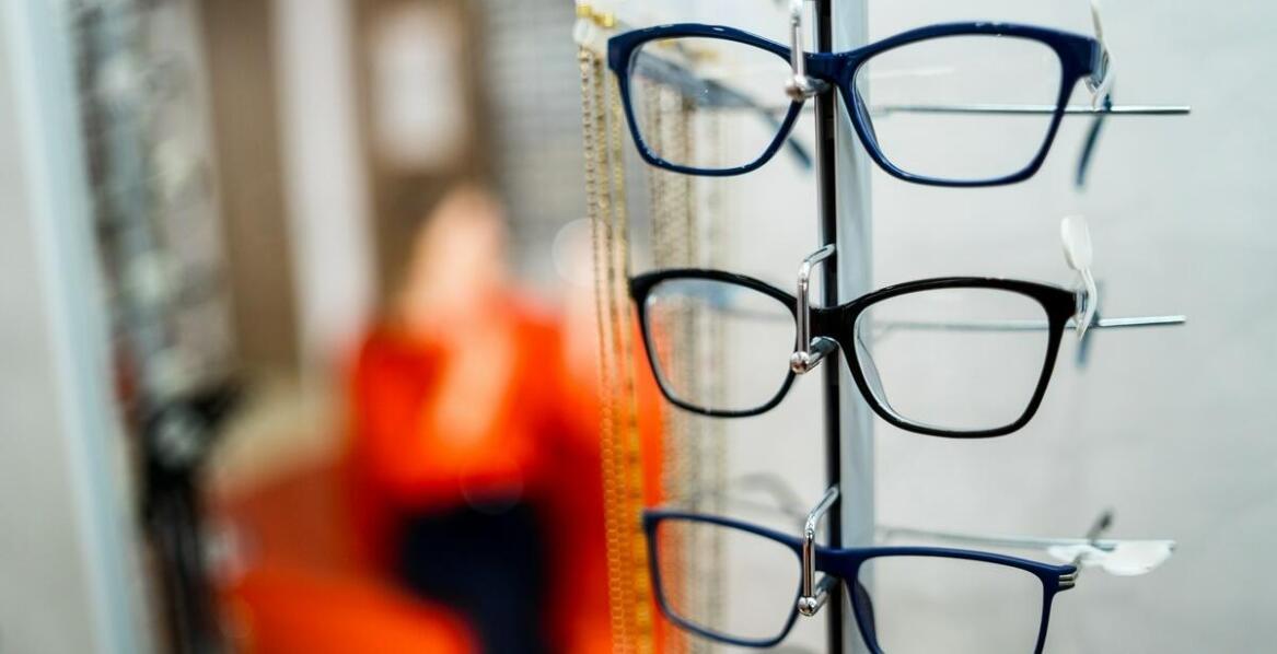 Szeroki wybór oprawek – jak dobrać idealne okulary w optycznym salonie?